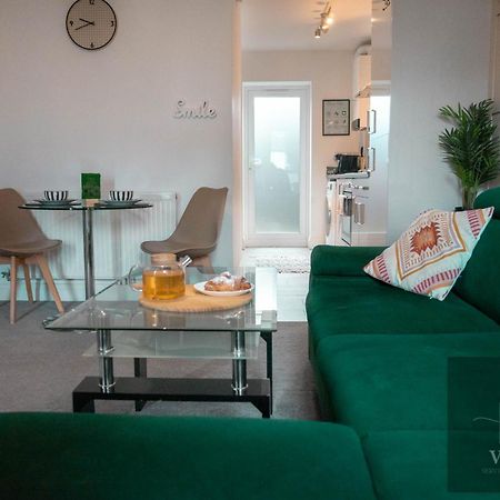 Spacious 1-Bedroom Home With Free Private Parking Swansea Exterior photo