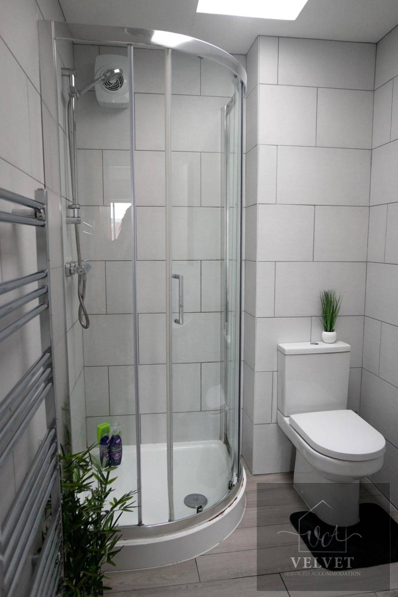Spacious 1-Bedroom Home With Free Private Parking Swansea Exterior photo